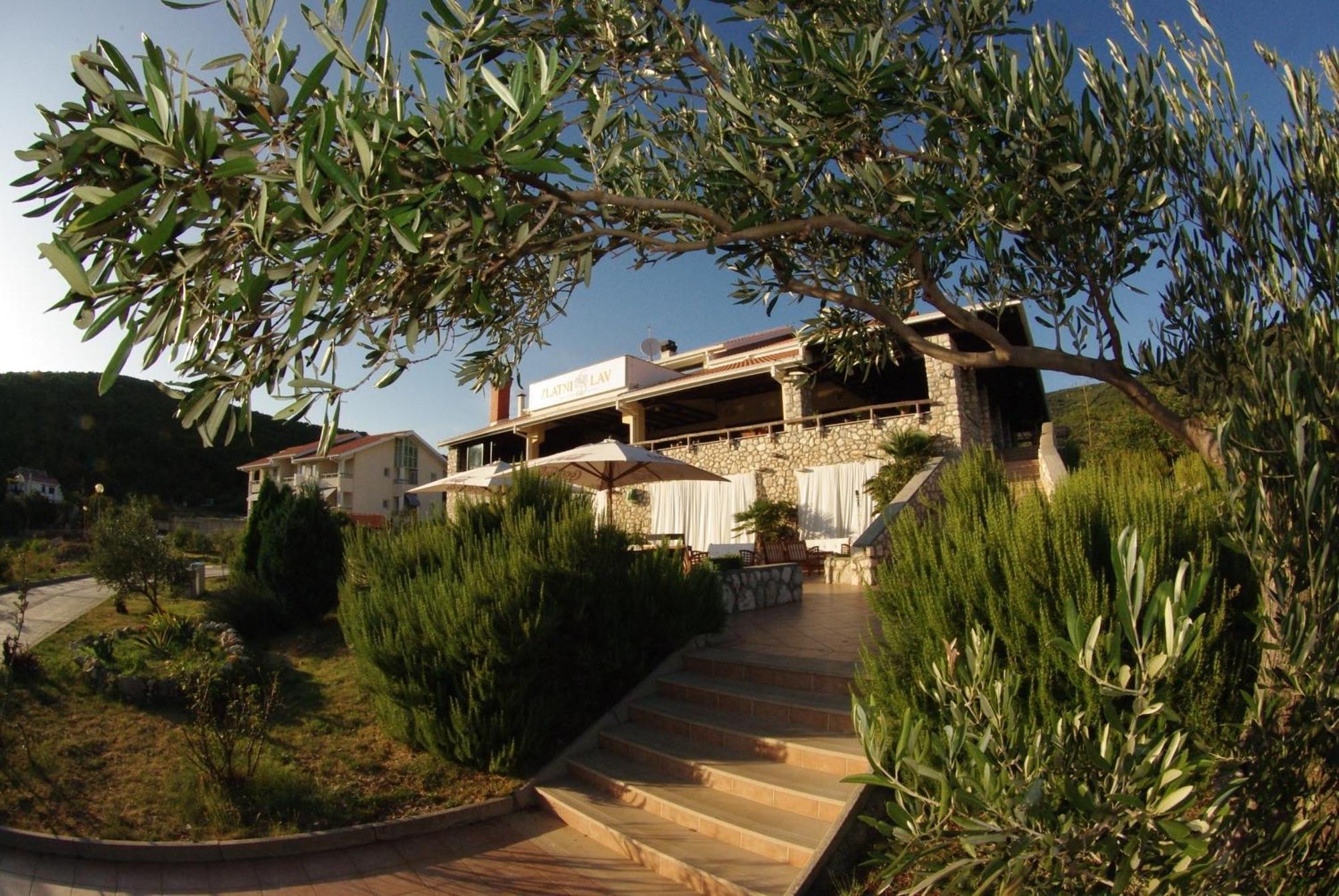 Hotel Zlatni Lav Martinšćica Eksteriør bilde