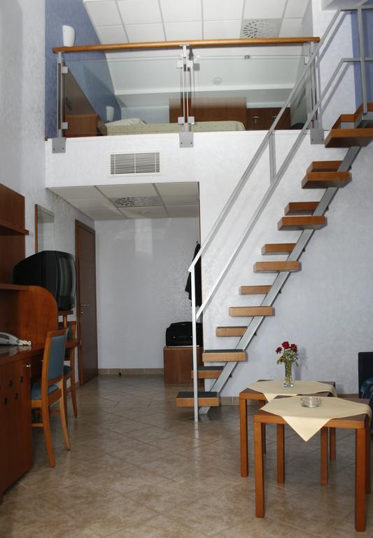 Hotel Zlatni Lav Martinšćica Eksteriør bilde